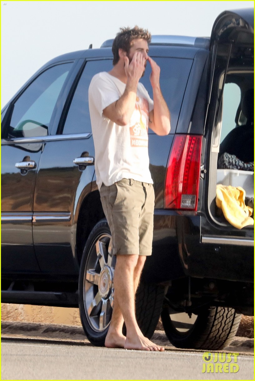 liam hemsworth spends the afternoon surfing in malibu 08