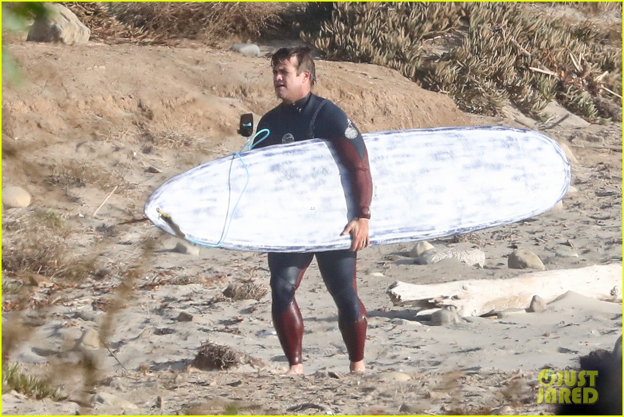 liam hemsworth spends the afternoon surfing in malibu 09