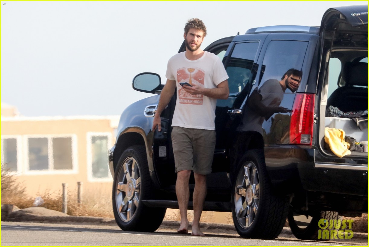 liam hemsworth spends the afternoon surfing in malibu 10
