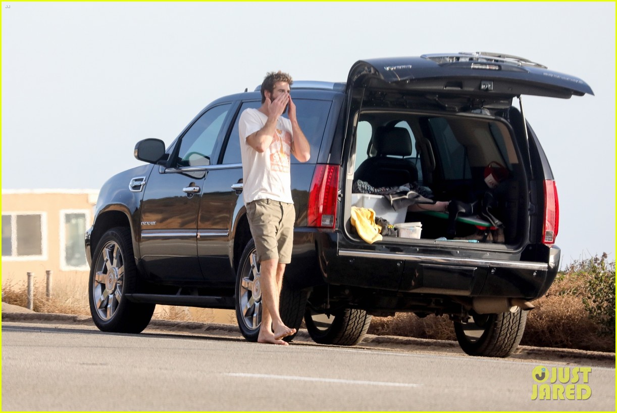 liam hemsworth spends the afternoon surfing in malibu 12