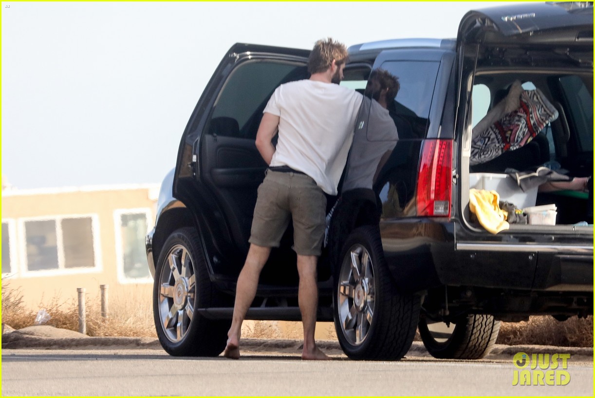 liam hemsworth spends the afternoon surfing in malibu 14