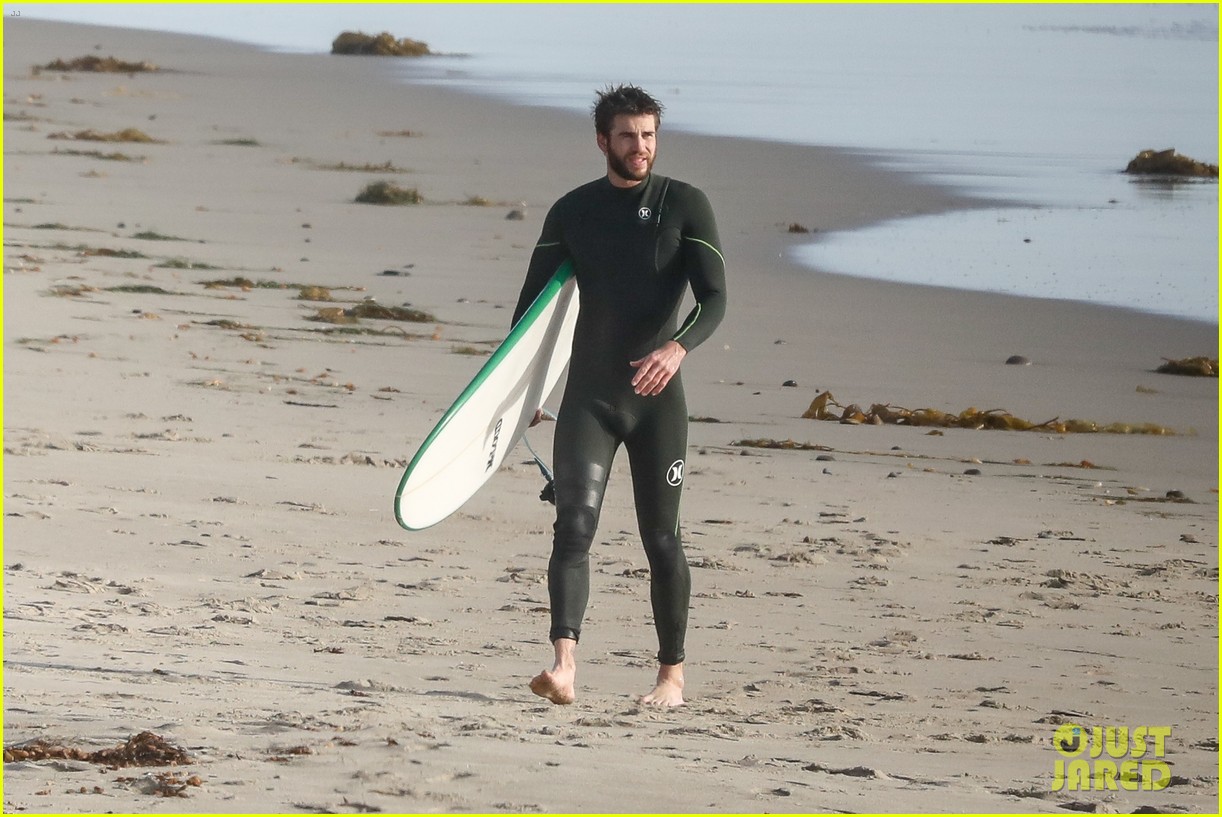 liam hemsworth spends the afternoon surfing in malibu 15