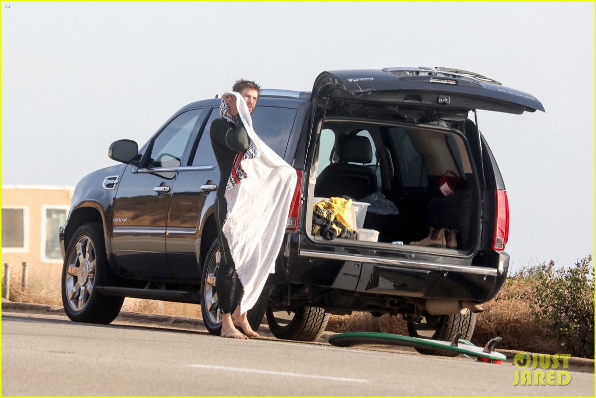 liam hemsworth spends the afternoon surfing in malibu 22