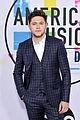niall horan rocks a plaid suit for american music awards 2017 01