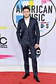niall horan rocks a plaid suit for american music awards 2017 02