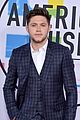 niall horan rocks a plaid suit for american music awards 2017 04