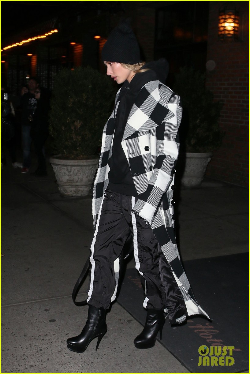 kendall jenner hangs with friends in nyc 23