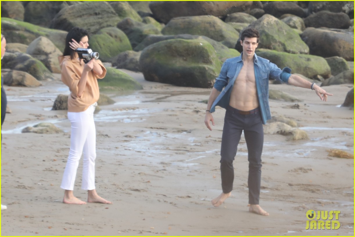 kendall jenner joins hot shirtless guy for beach photo shoot 10