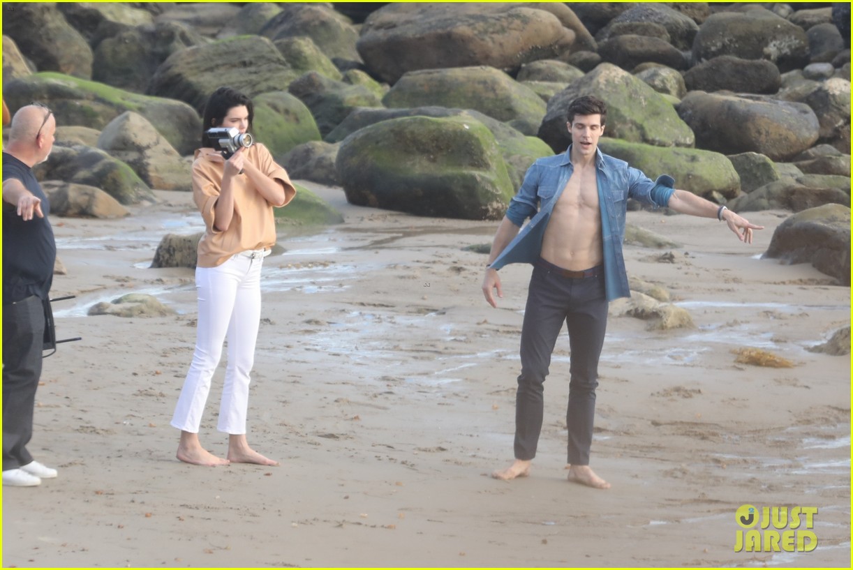 kendall jenner joins hot shirtless guy for beach photo shoot 11
