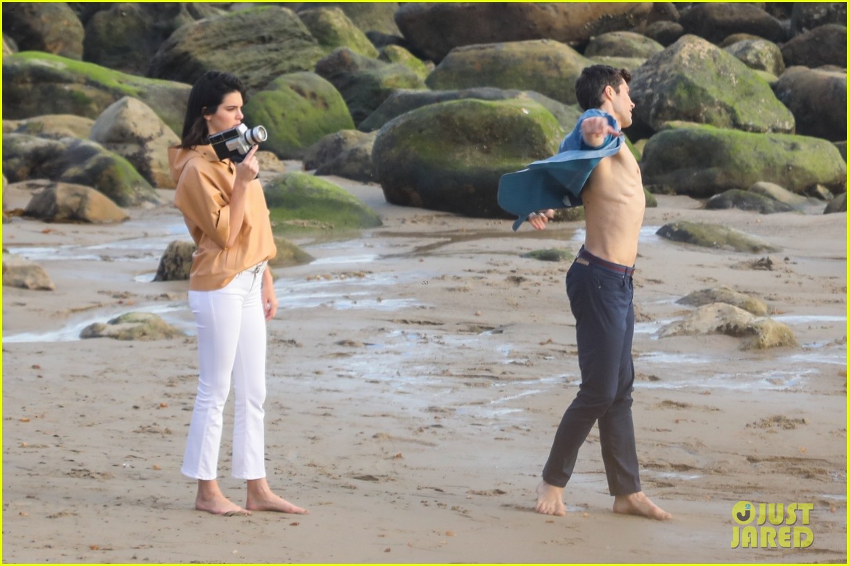 kendall jenner joins hot shirtless guy for beach photo shoot 16