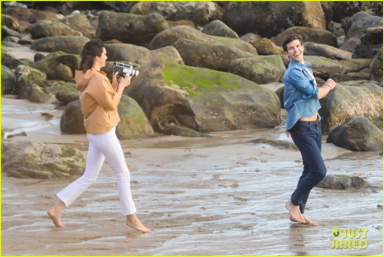 kendall jenner joins hot shirtless guy for beach photo shoot 19