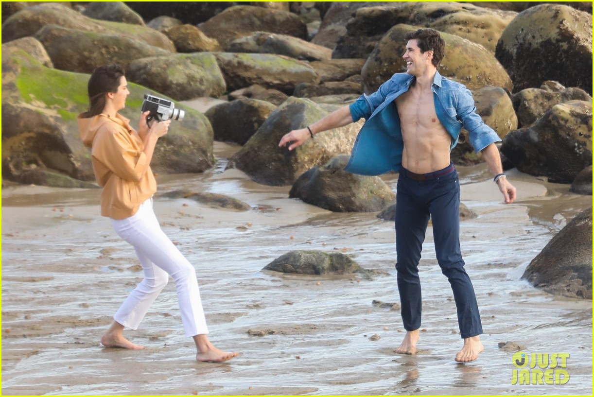 kendall jenner joins hot shirtless guy for beach photo shoot 20