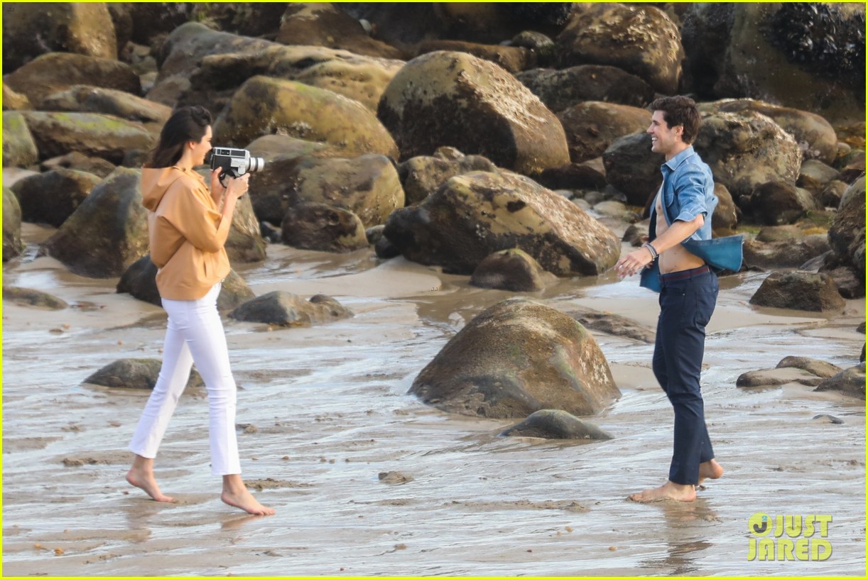 kendall jenner joins hot shirtless guy for beach photo shoot 21