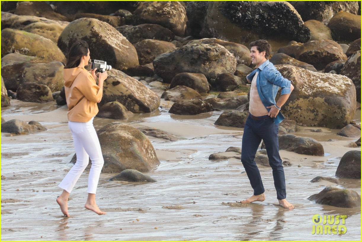 kendall jenner joins hot shirtless guy for beach photo shoot 22