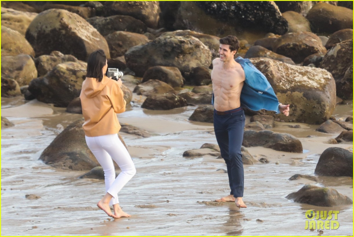 kendall jenner joins hot shirtless guy for beach photo shoot 23