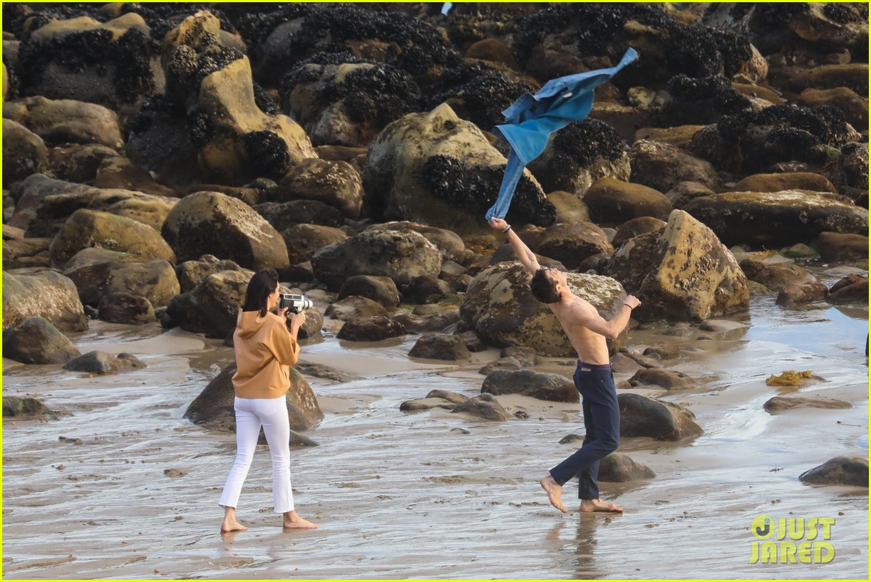 kendall jenner joins hot shirtless guy for beach photo shoot 26
