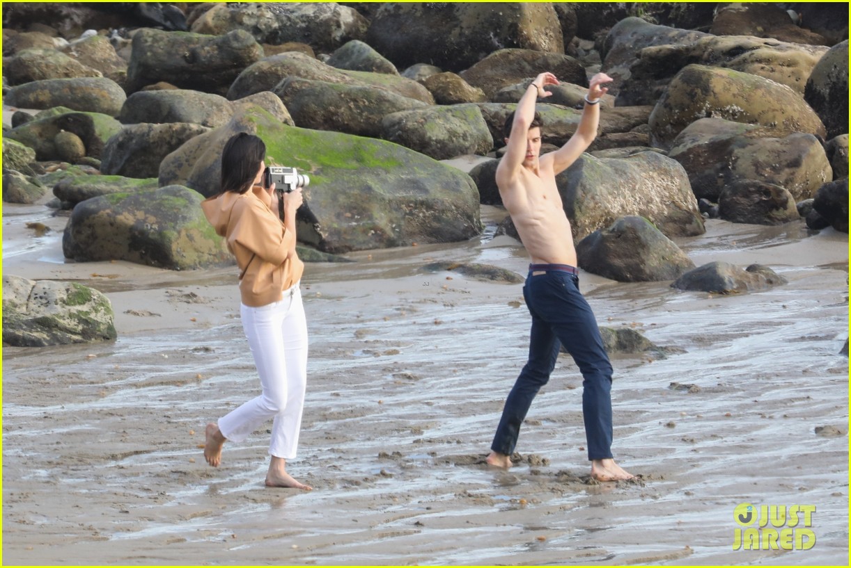 kendall jenner joins hot shirtless guy for beach photo shoot 32