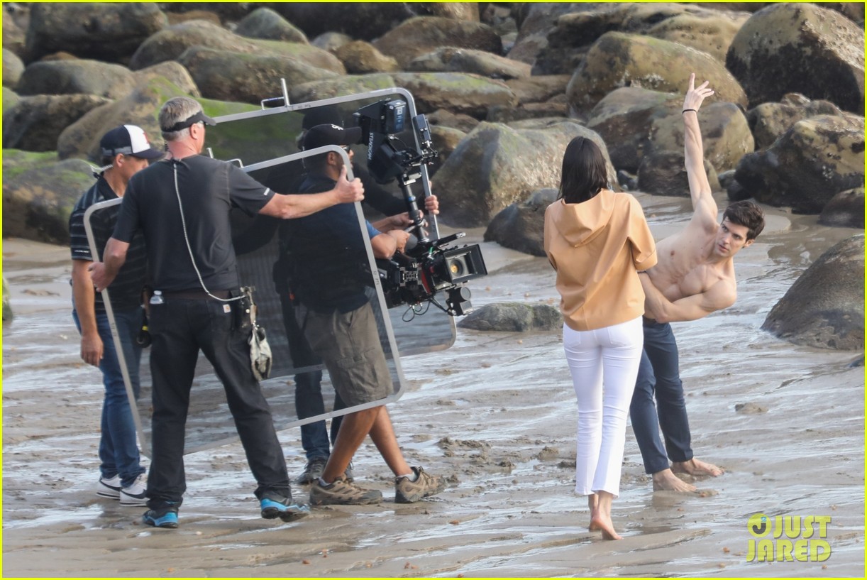 kendall jenner joins hot shirtless guy for beach photo shoot 38