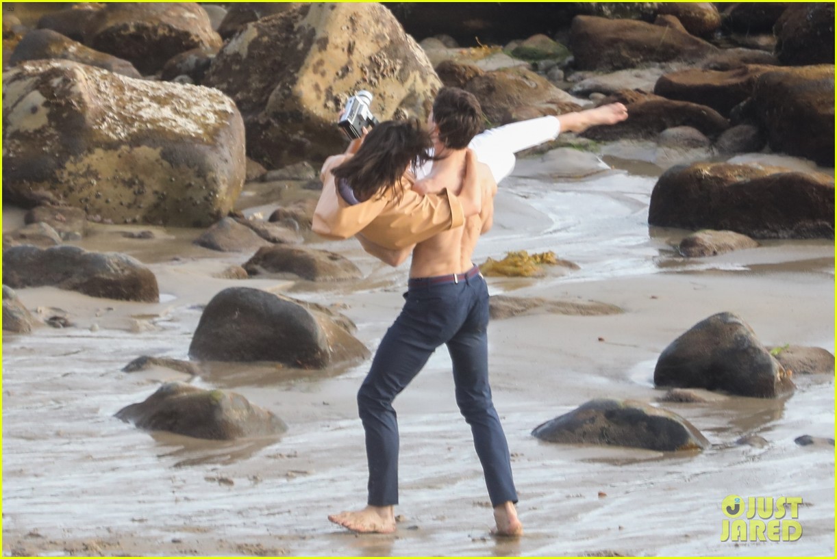 kendall jenner joins hot shirtless guy for beach photo shoot 40
