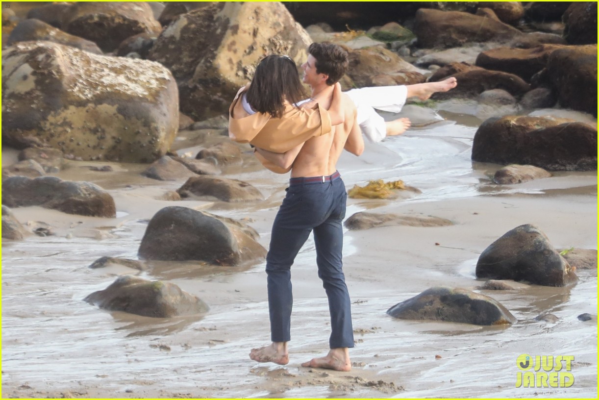 kendall jenner joins hot shirtless guy for beach photo shoot 43