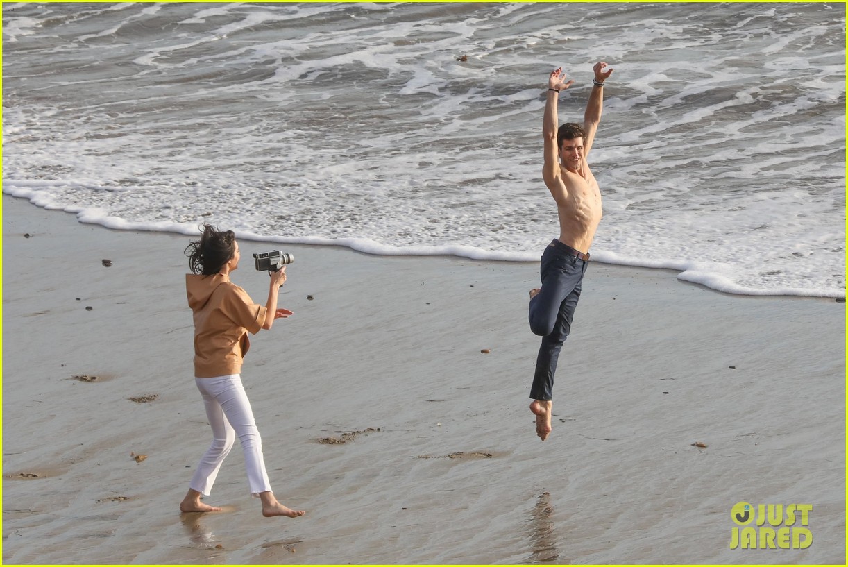 kendall jenner joins hot shirtless guy for beach photo shoot 64