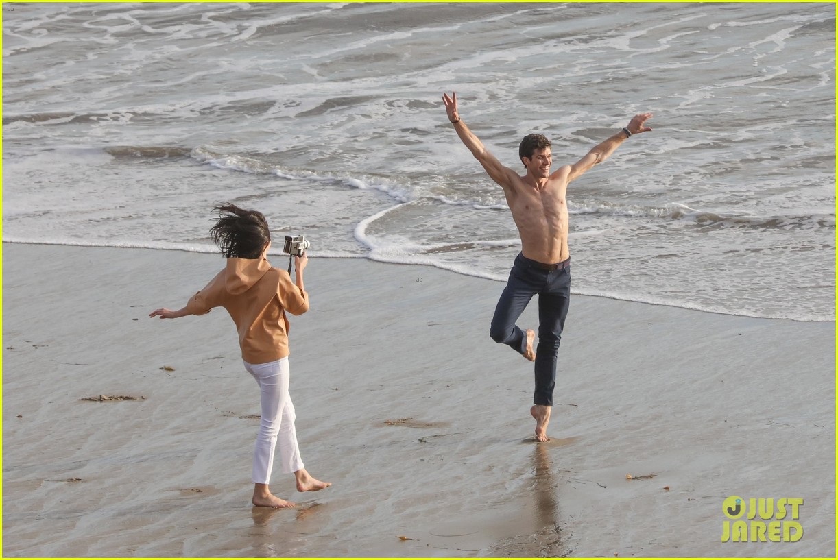 kendall jenner joins hot shirtless guy for beach photo shoot 65