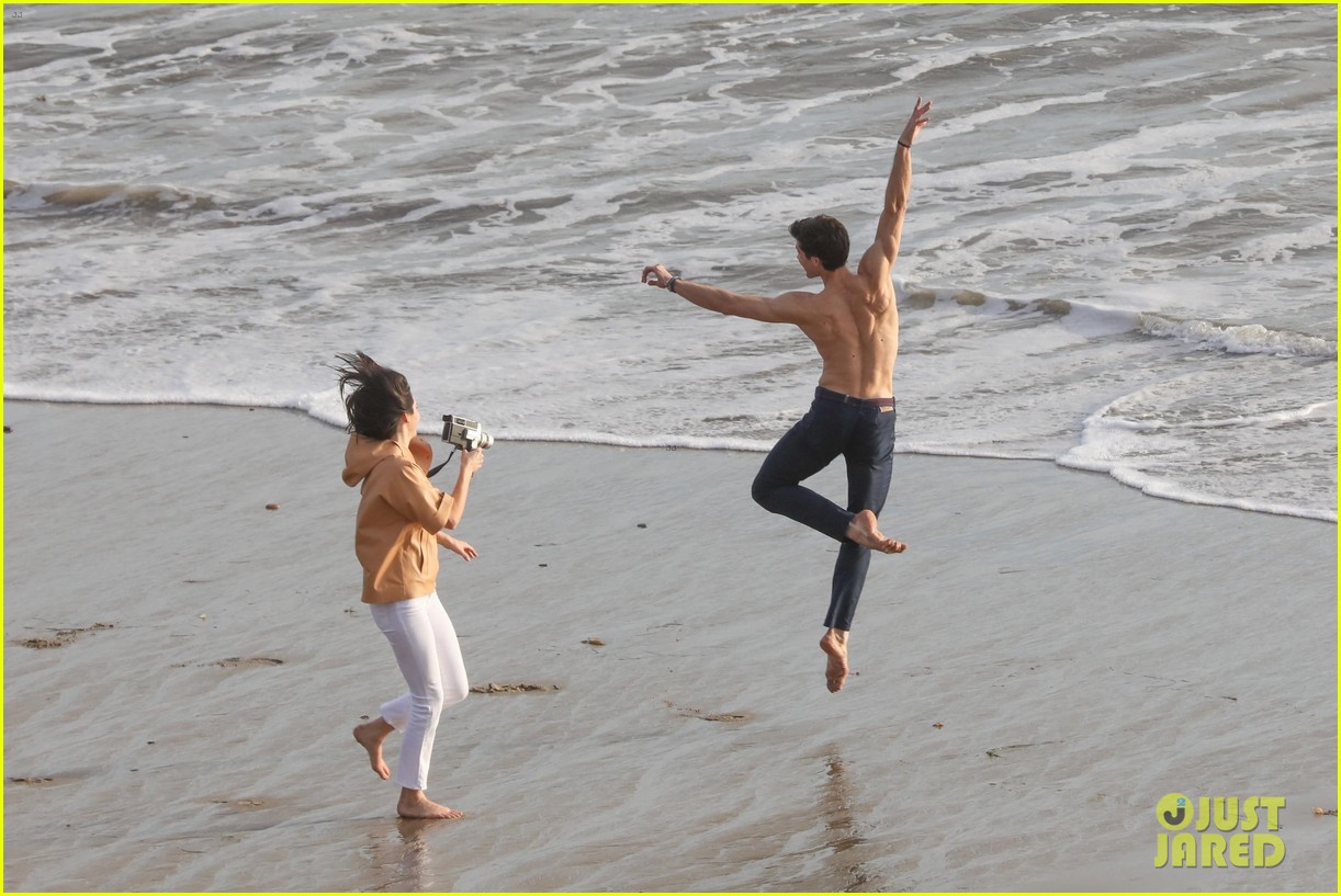 kendall jenner joins hot shirtless guy for beach photo shoot 66