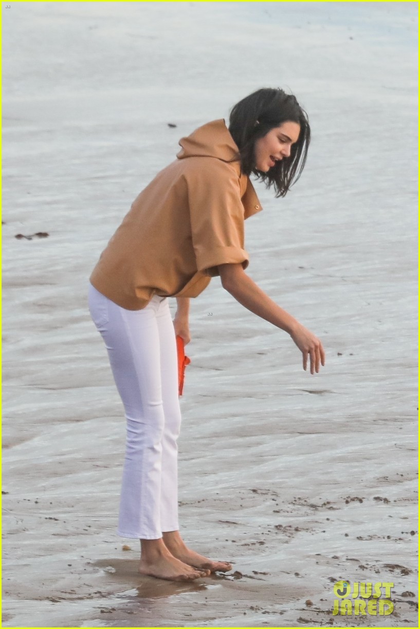 kendall jenner joins hot shirtless guy for beach photo shoot 72