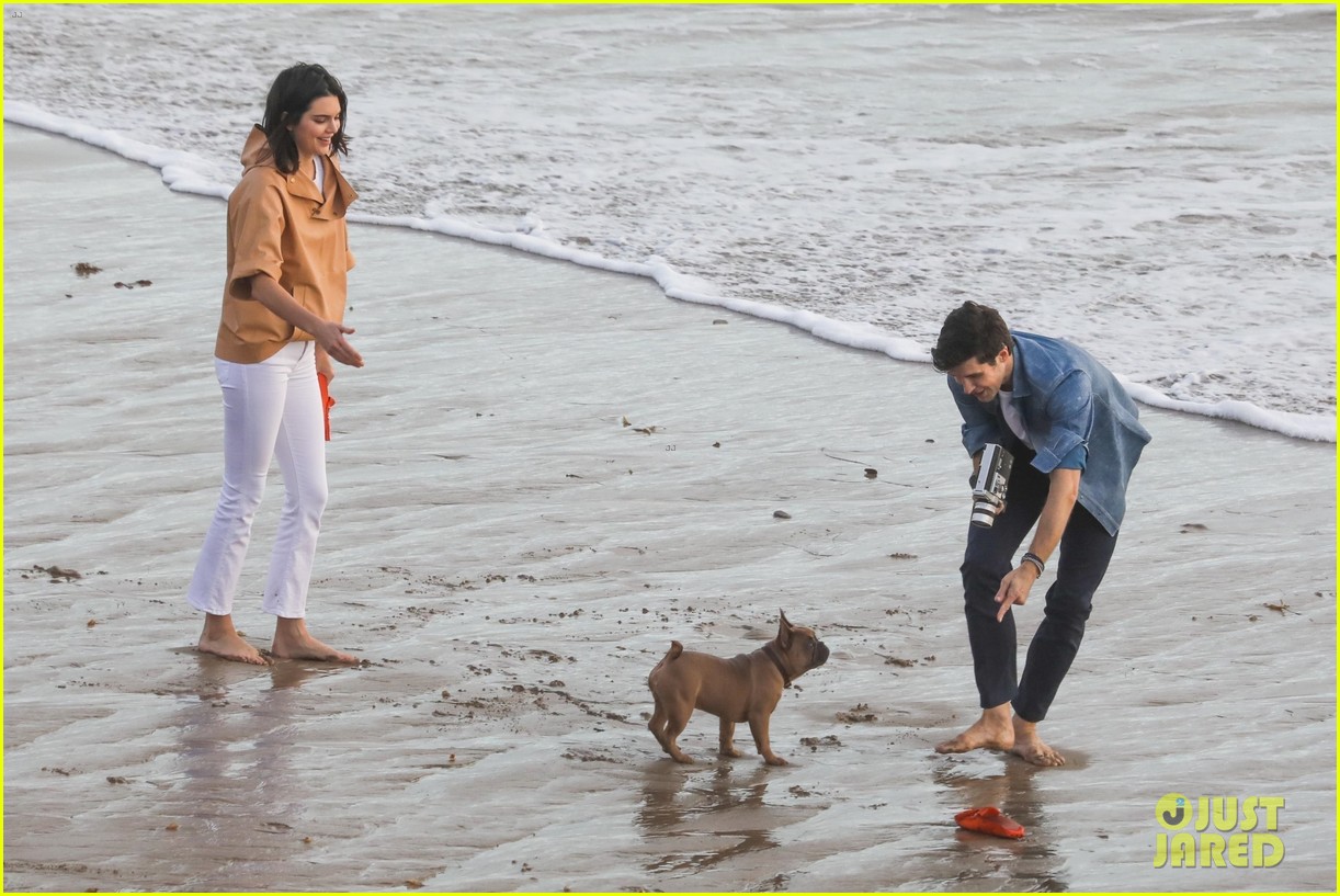 kendall jenner joins hot shirtless guy for beach photo shoot 74