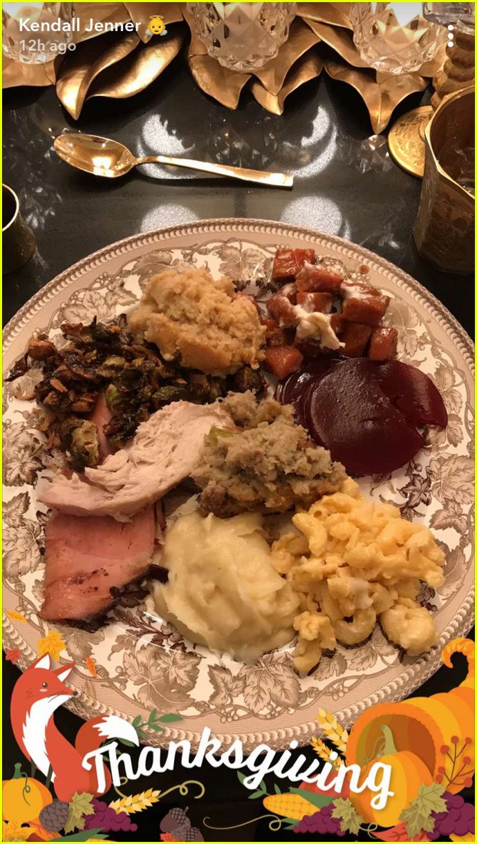 kylie jenner gives inside look at thanksgiving at her house 06