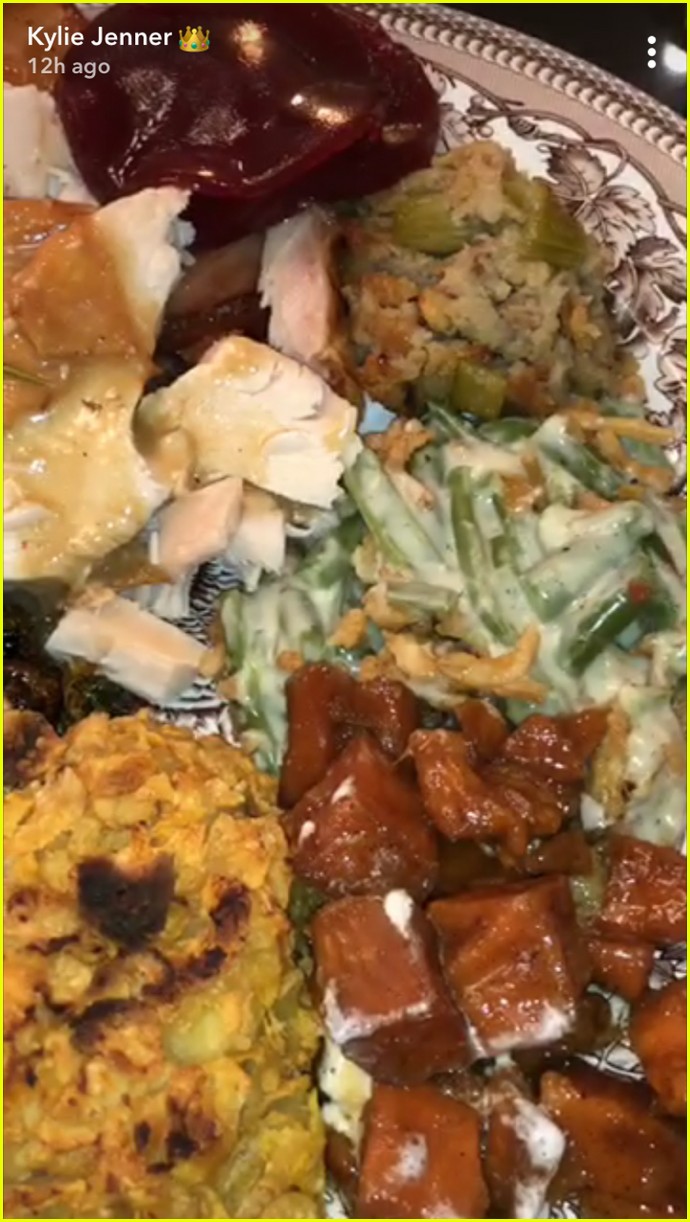 kylie jenner gives inside look at thanksgiving at her house 14