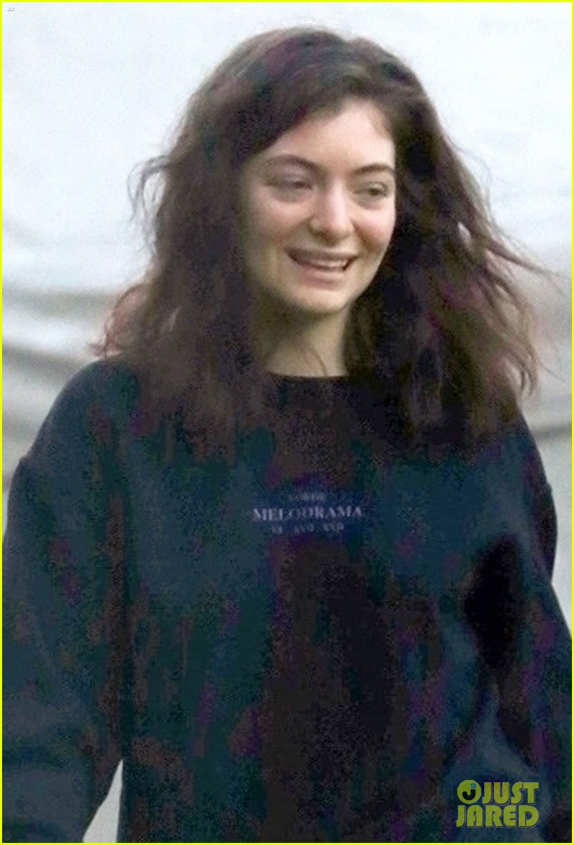 lorde wears her own merch ahead of perth show 02
