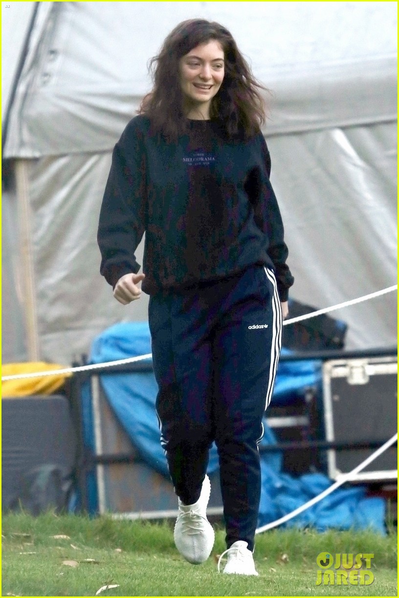 lorde wears her own merch ahead of perth show 05