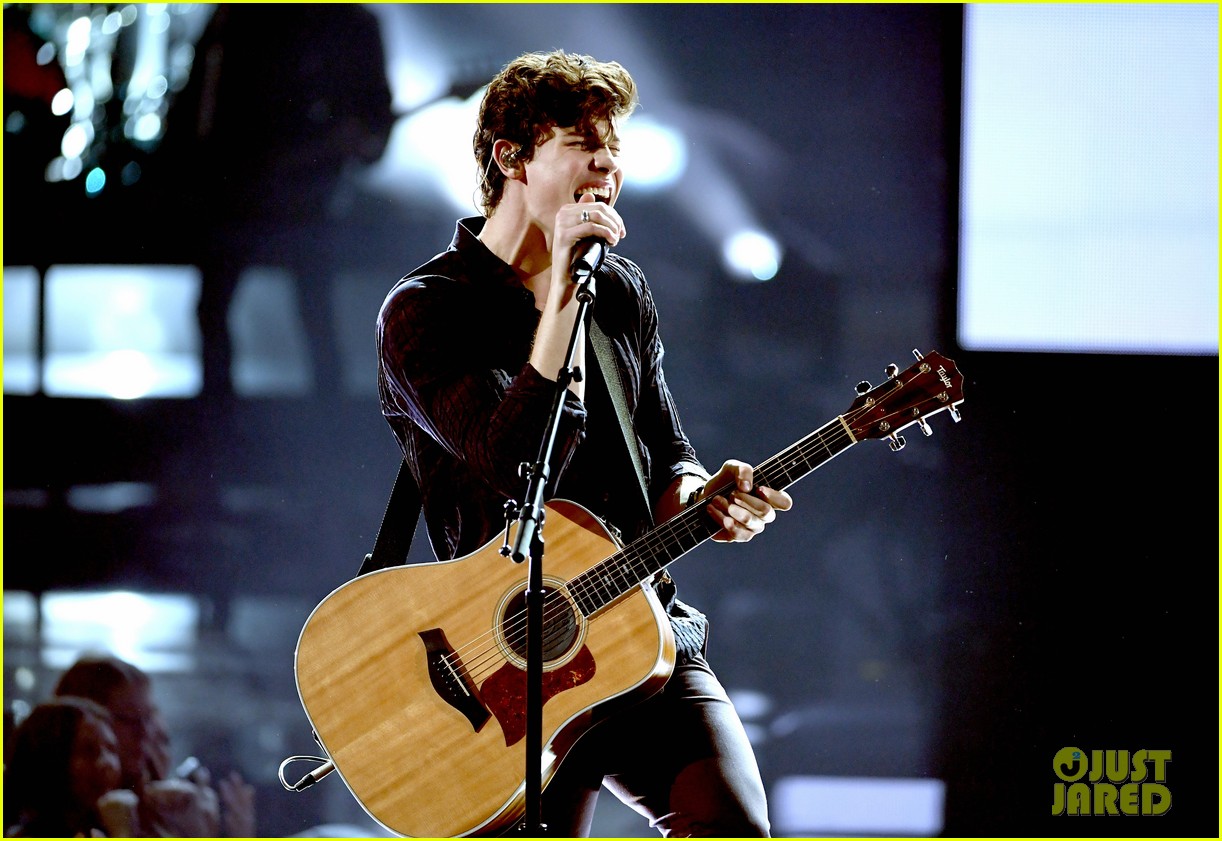 shawn mendes rocks out to theres nothing holding me back at amas 2017 02