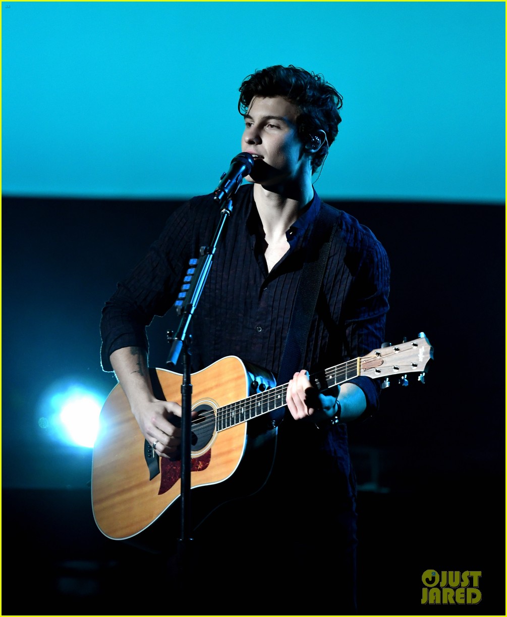 shawn mendes rocks out to theres nothing holding me back at amas 2017 06