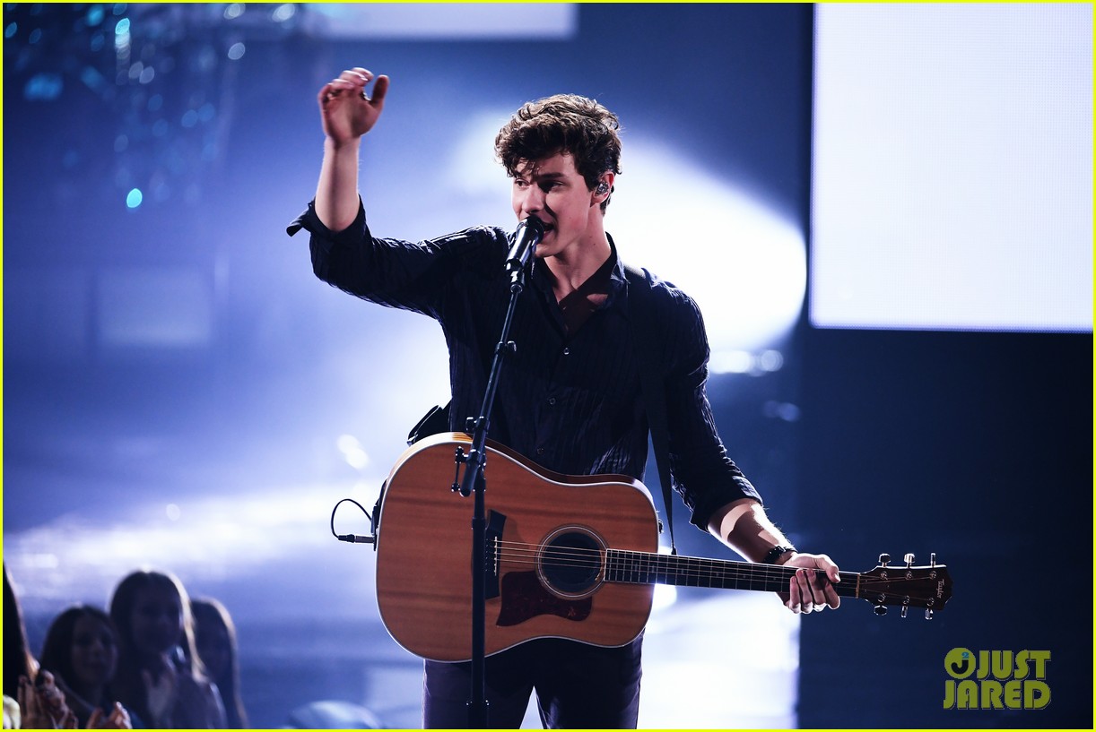 shawn mendes rocks out to theres nothing holding me back at amas 2017 07