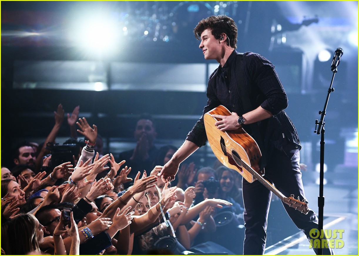 shawn mendes rocks out to theres nothing holding me back at amas 2017 10