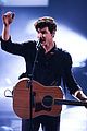 shawn mendes rocks out to theres nothing holding me back at amas 2017 07