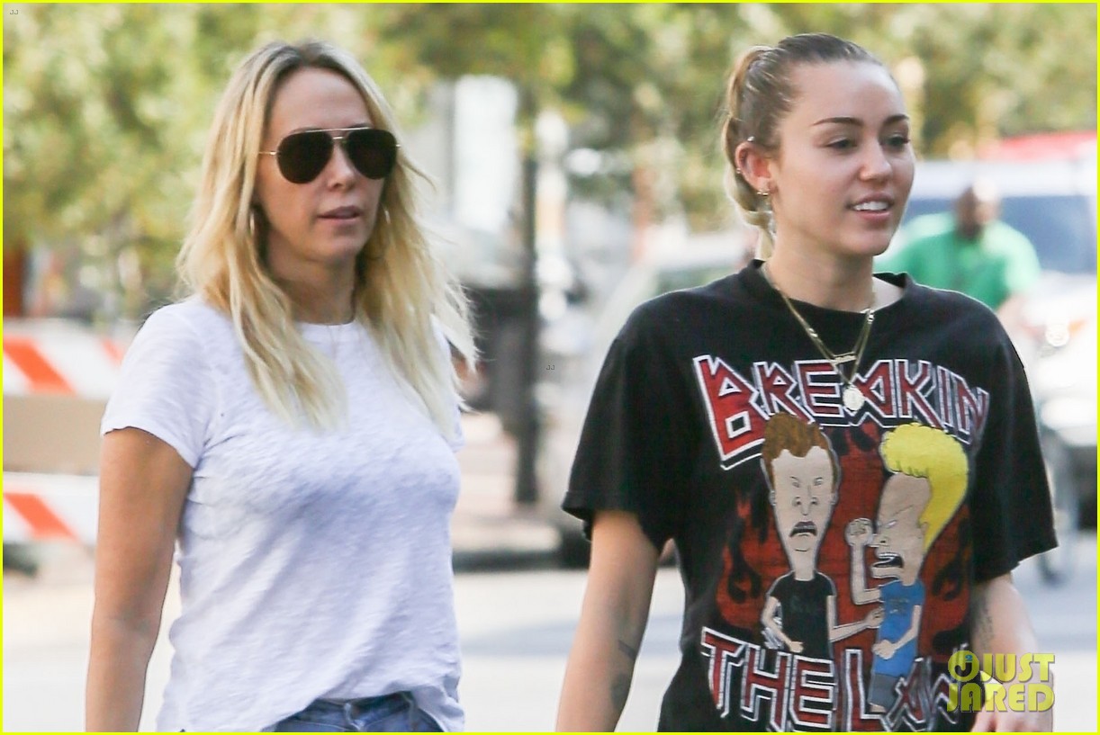 miley cyrus thift store shopping 03