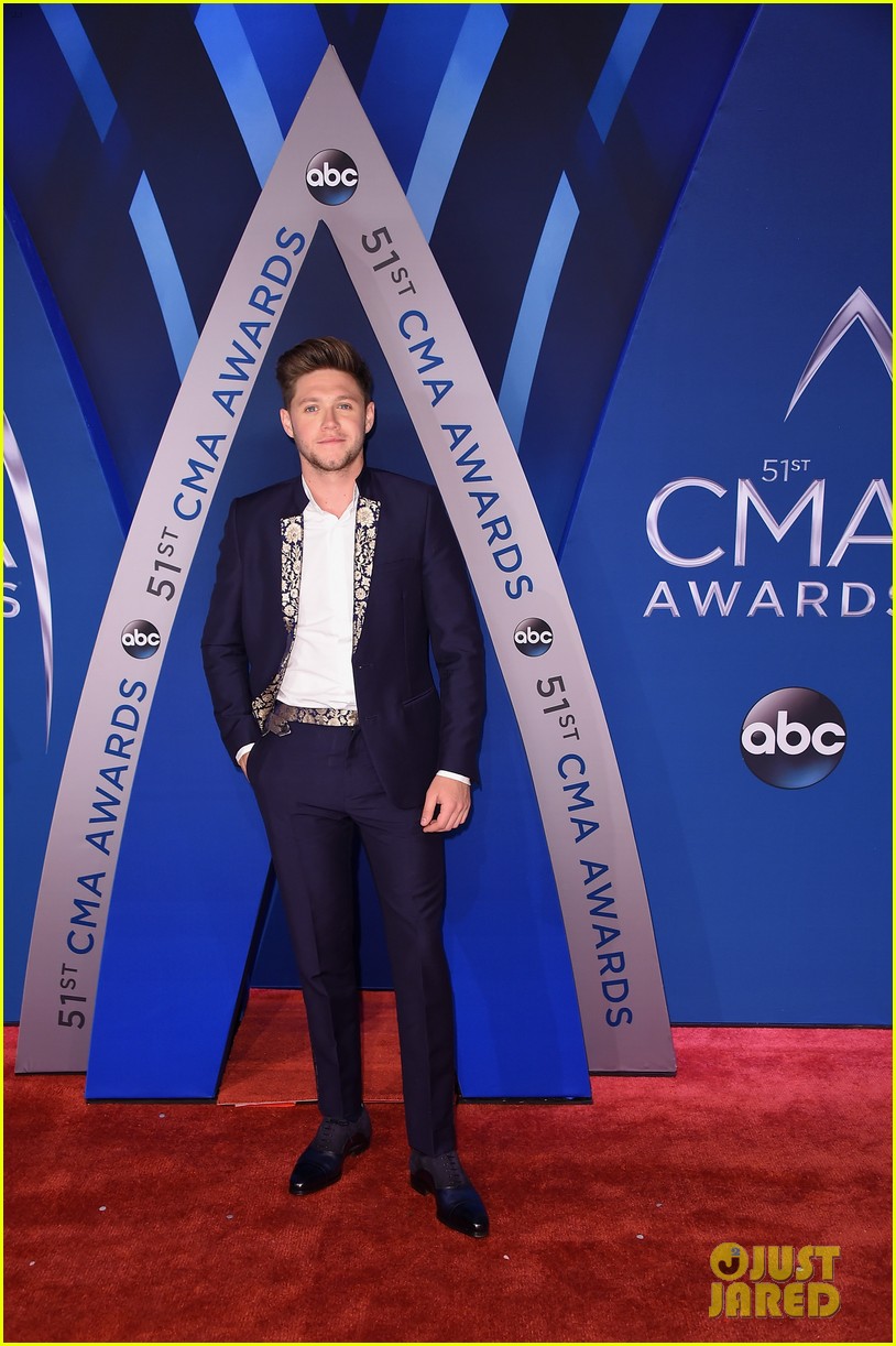 maren morris and niall horan arrive at cma awards 2017 ahead of performance 04