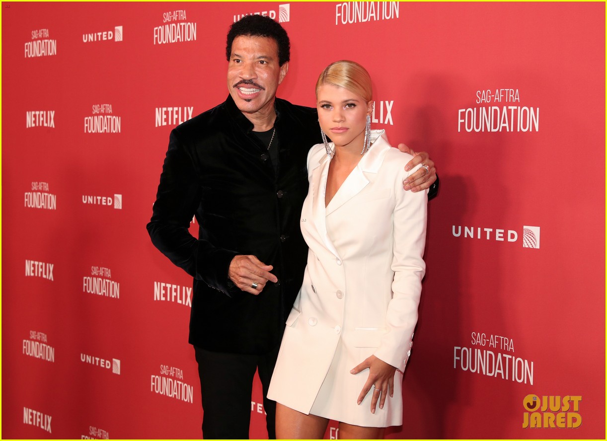 lionel richie and daughter sofia make rare red carpet appearance together 01