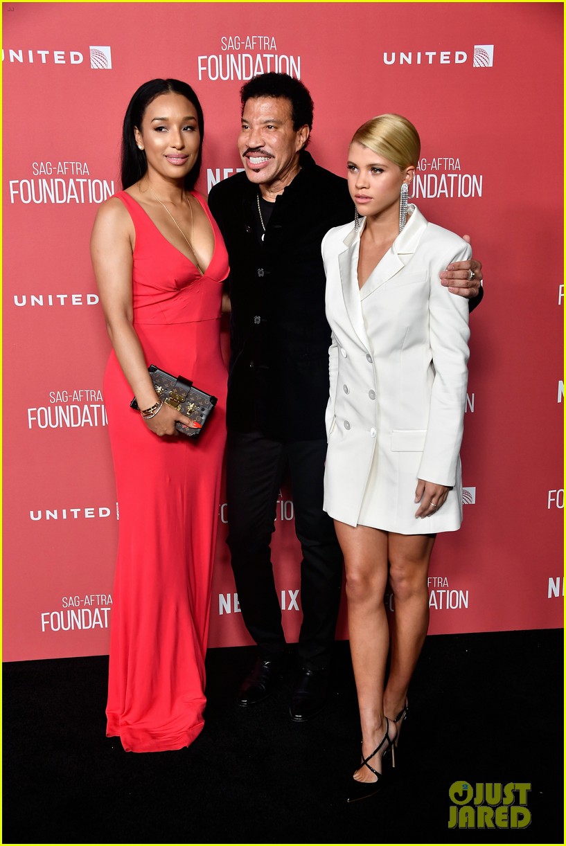 lionel richie and daughter sofia make rare red carpet appearance together 03