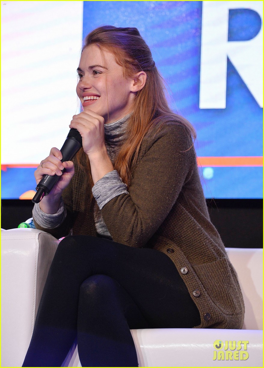 holland roden promotes channel zero at warsaw comic con 03