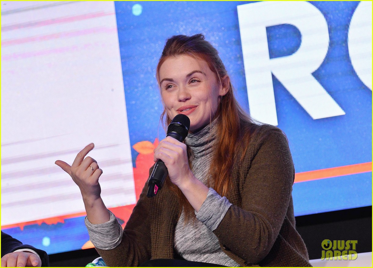holland roden promotes channel zero at warsaw comic con 06