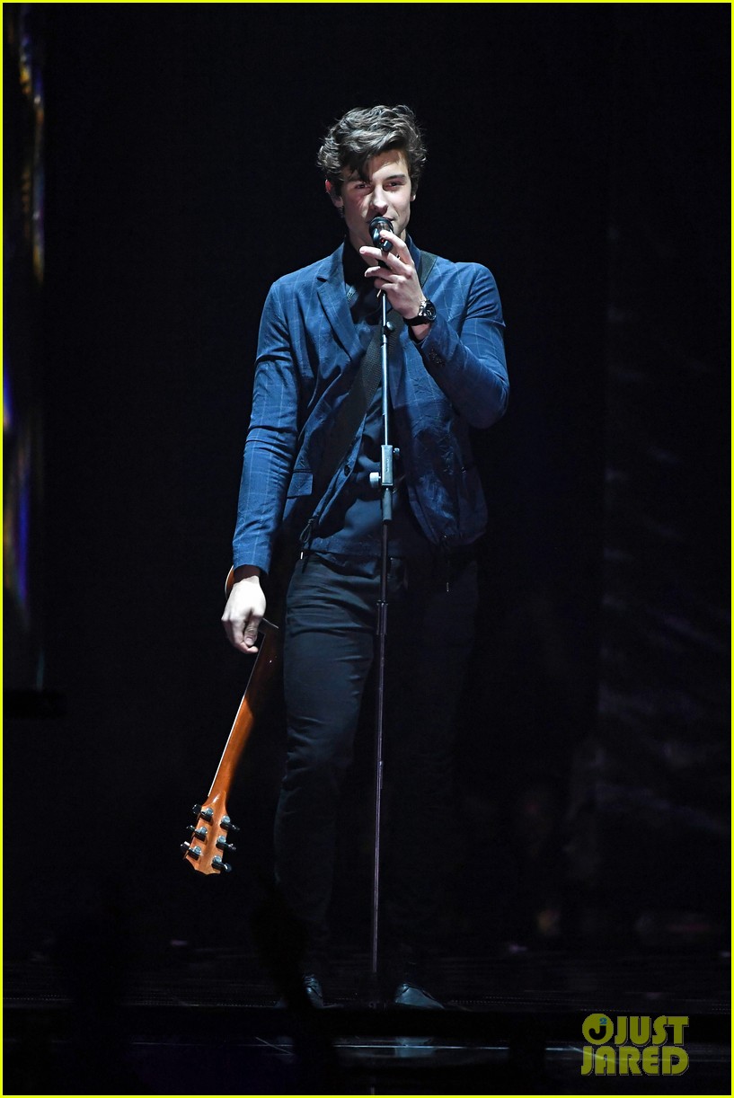 shawn mendes performs theres nothing holdin me back at mtv emas 04