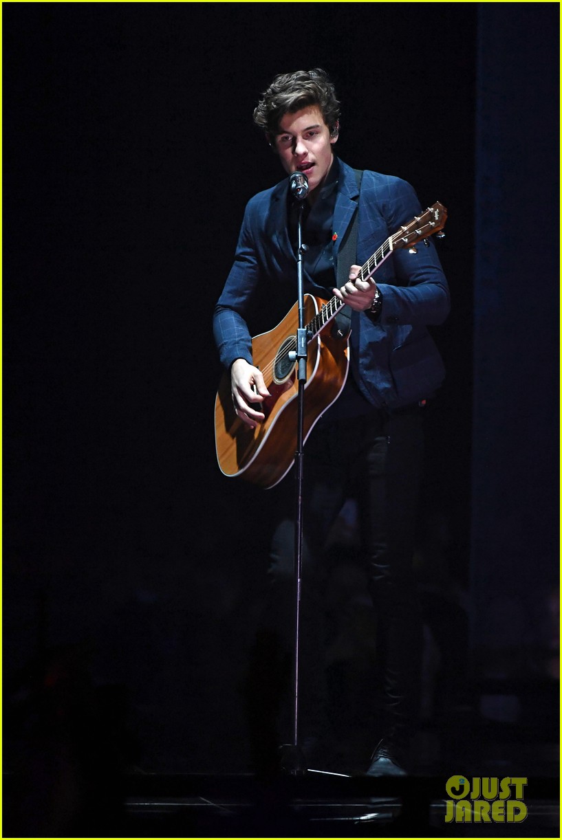 shawn mendes performs theres nothing holdin me back at mtv emas 05