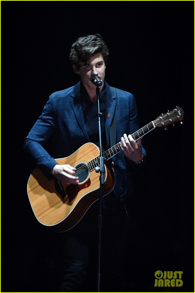 shawn mendes performs theres nothing holdin me back at mtv emas 06