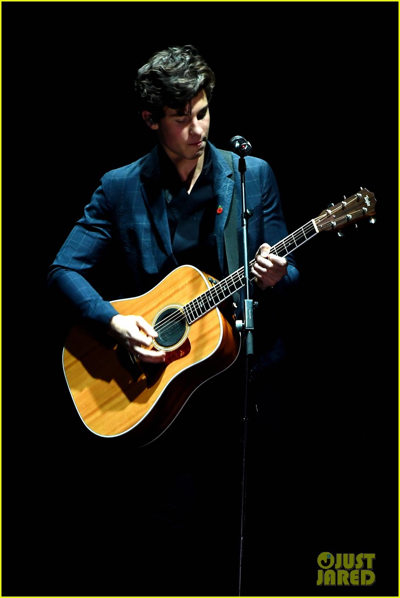 shawn mendes performs theres nothing holdin me back at mtv emas 09