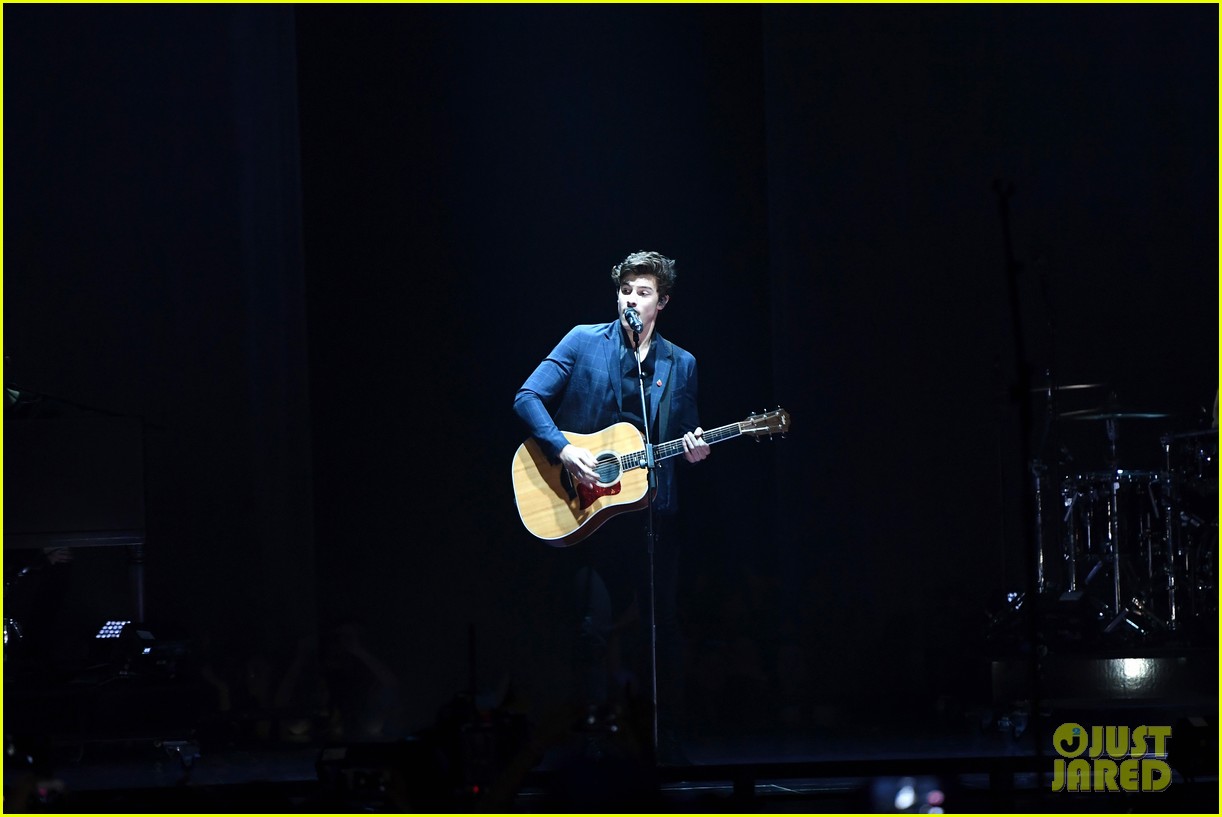 shawn mendes performs theres nothing holdin me back at mtv emas 10
