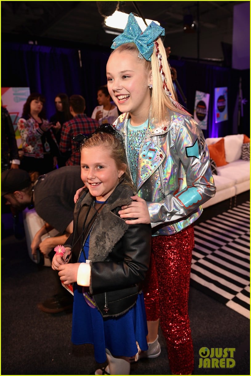 jojo siwa is all about the sequins at the nickelodeon halo awards 2017 05